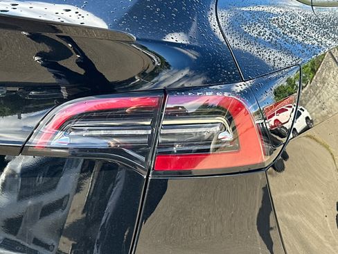 Used 2022 Tesla Model Y Long Range image 17