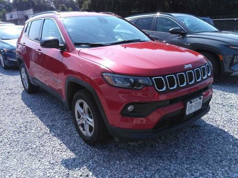 Used 2024 Jeep Compass Latitude AWD/4WD image 4