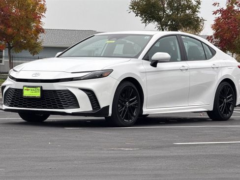 Used 2025 Toyota Camry SE image 15