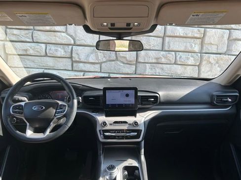 Used 2023 Ford Explorer XLT AWD/4WD image 10