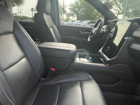 Used 2025 GMC Yukon XL Denali RWD image 11