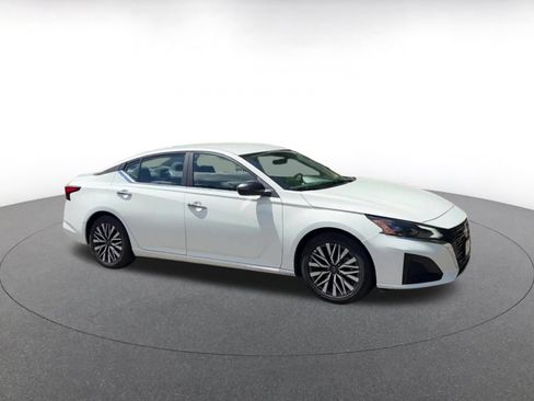 Used 2025 Nissan Altima 2.5 SV FWD image 2