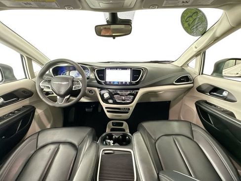 Used 2023 Chrysler Pacifica Touring-L FWD image 3