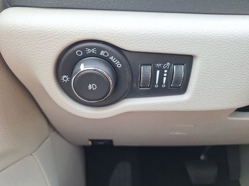 Used 2023 Chrysler Pacifica Limited FWD image 12