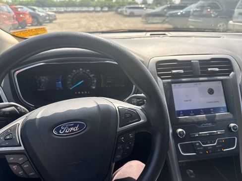 Used 2020 Ford Fusion SE FWD image 18