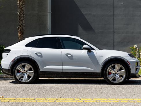 Used 2025 Porsche Macan Turbo Electric AWD/4WD image 4