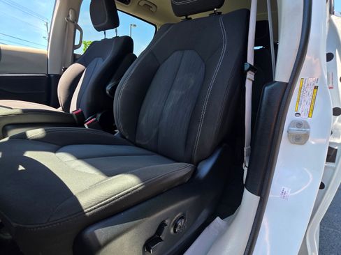 Used 2022 Chrysler Voyager LX FWD image 19