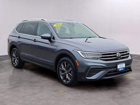 Used 2022 Volkswagen Tiguan SE w/ Panoramic Sunroof Package AWD/4WD image 3