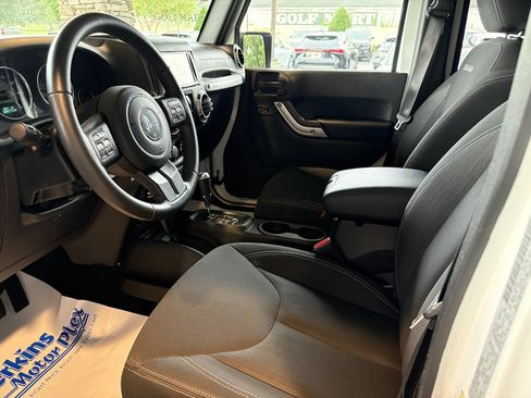 Used 2018 Jeep Wrangler Unlimited Sahara w/ Connectivity Group AWD/4WD image 2