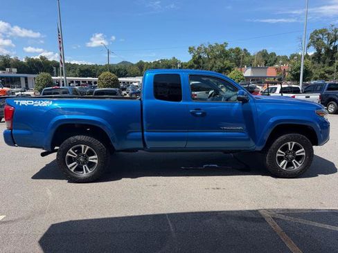 Used 2017 Toyota Tacoma TRD Sport w/ Tow Package AWD/4WD image 6