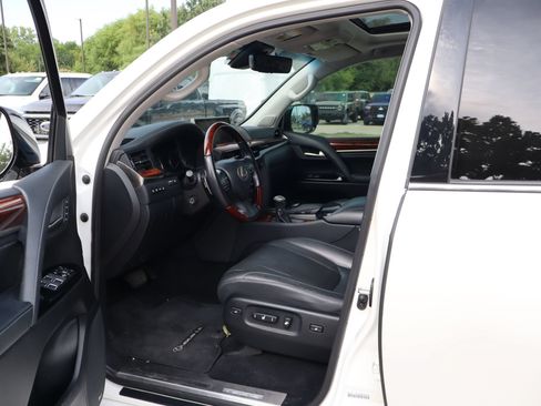 Used 2019 Lexus LX 570 4WD w/ Luxury Package image 28