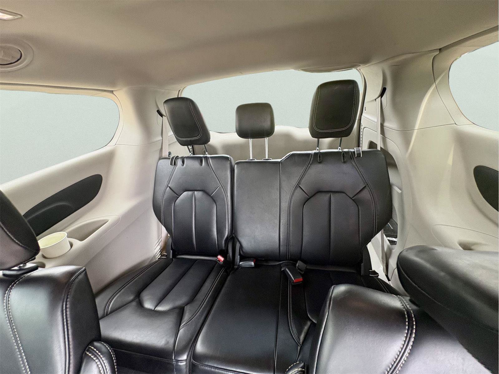 Used 2023 Chrysler Pacifica Touring-L FWD image 12
