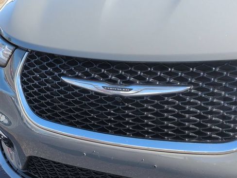 Used 2023 Chrysler Pacifica Touring-L FWD image 9