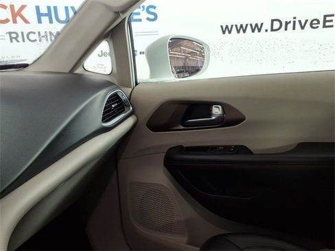 Used 2017 Chrysler Pacifica Touring-L Plus image 18