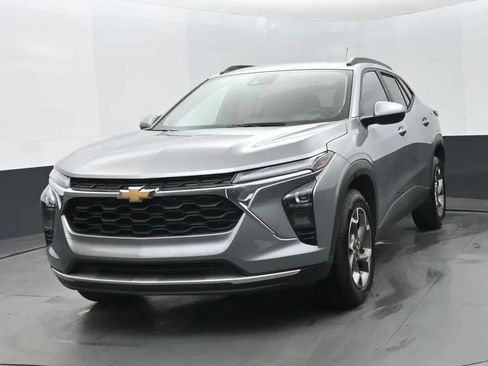 Used 2025 Chevrolet Trax LT w/ LT Convenience Package FWD image 1