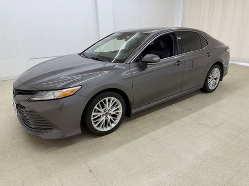 Used 2020 Toyota Camry XLE image 1