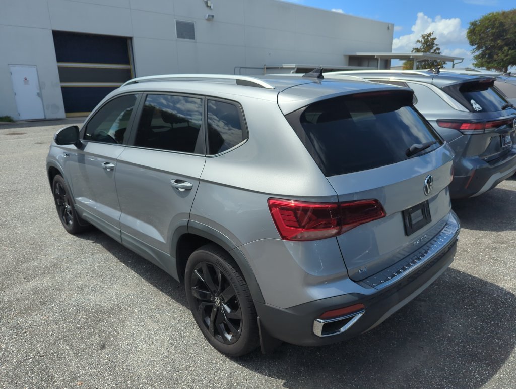 Used 2022 Volkswagen Taos SE FWD image 3