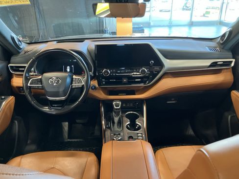 Used 2023 Toyota Highlander L image 27