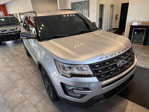 Used 2017 Ford Explorer XLT w/ Equipment Group 202A FWD image 2