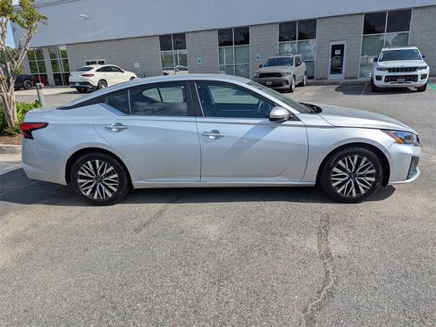 Used 2023 Nissan Altima 2.5 SV image 9