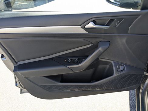 Used 2021 Volkswagen Jetta SE image 12