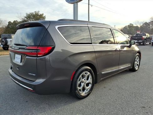 Used 2023 Chrysler Pacifica Limited image 2