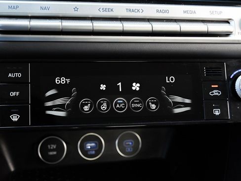 Used 2025 Genesis G70 2.5T image 27