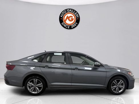 Used 2024 Volkswagen Jetta SE FWD image 8