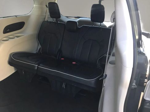 Used 2023 Chrysler Pacifica Limited FWD image 36