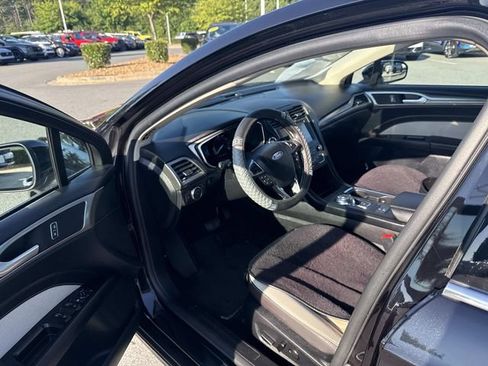 Used 2020 Ford Fusion SE w/ Equipment Group 151A FWD image 3