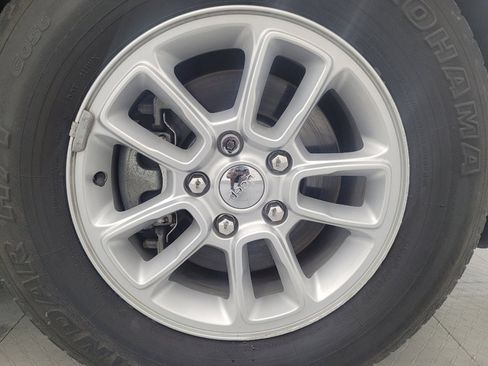 Used 2018 Jeep Grand Cherokee Laredo image 31