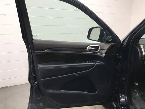 Used 2017 Jeep Grand Cherokee Overland w/ Jeep Active Safety Group image 9