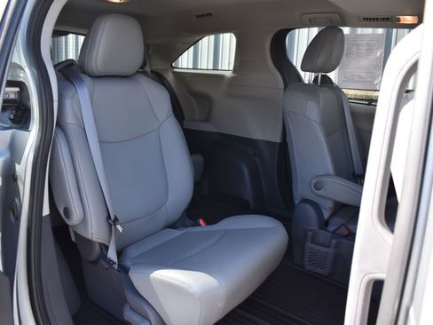 Used 2021 Toyota Sienna XLE AWD/4WD image 22
