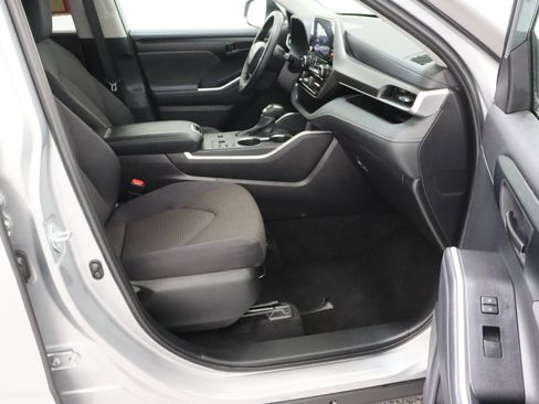 Certified 2025 Toyota Highlander LE FWD image 39