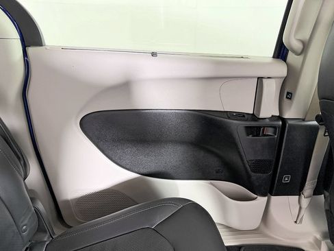 Used 2018 Chrysler Pacifica Touring-L w/ Tire & Wheel Group FWD image 41