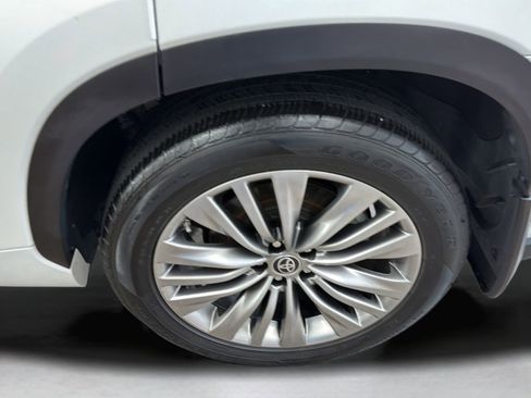 Used 2022 Toyota Highlander Platinum AWD/4WD image 32