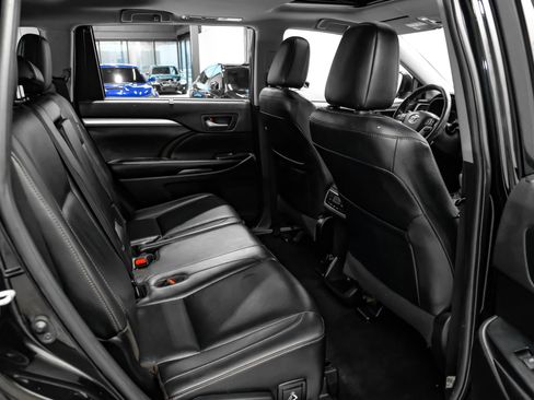 Used 2019 Toyota Highlander XLE FWD image 35