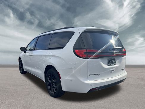 Used 2023 Chrysler Pacifica Limited w/ Uconnect Theater Family Group image 3