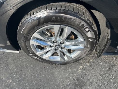 Used 2022 Toyota Sienna Limited image 26