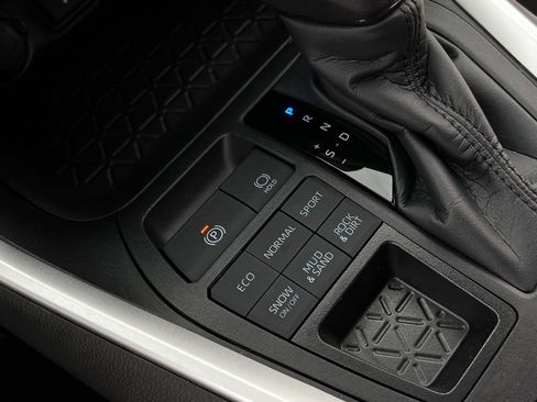 Used 2022 Toyota RAV4 LE image 20