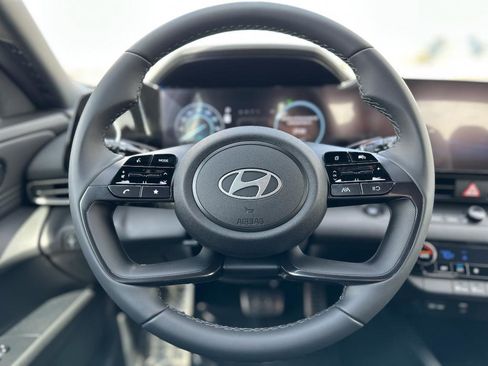 New 2025 Hyundai Elantra SEL image 12