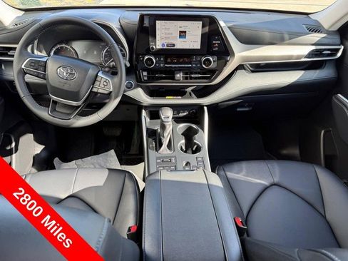 Used 2025 Toyota Highlander XLE image 13