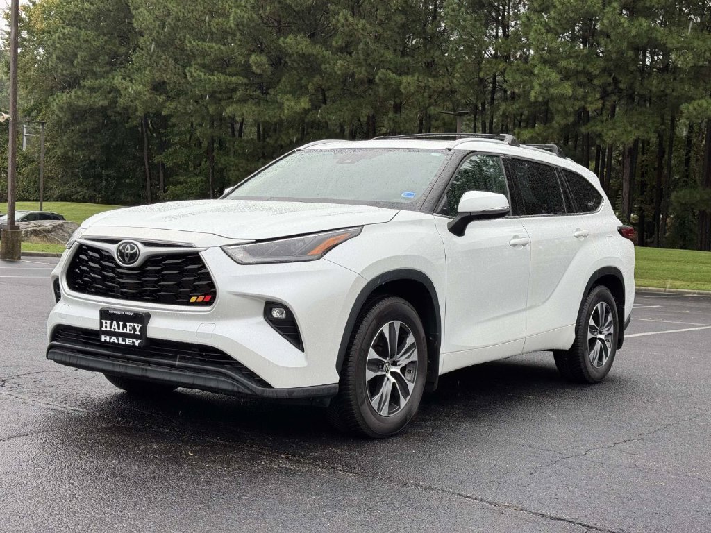 Used 2022 Toyota Highlander XLE AWD/4WD image 25