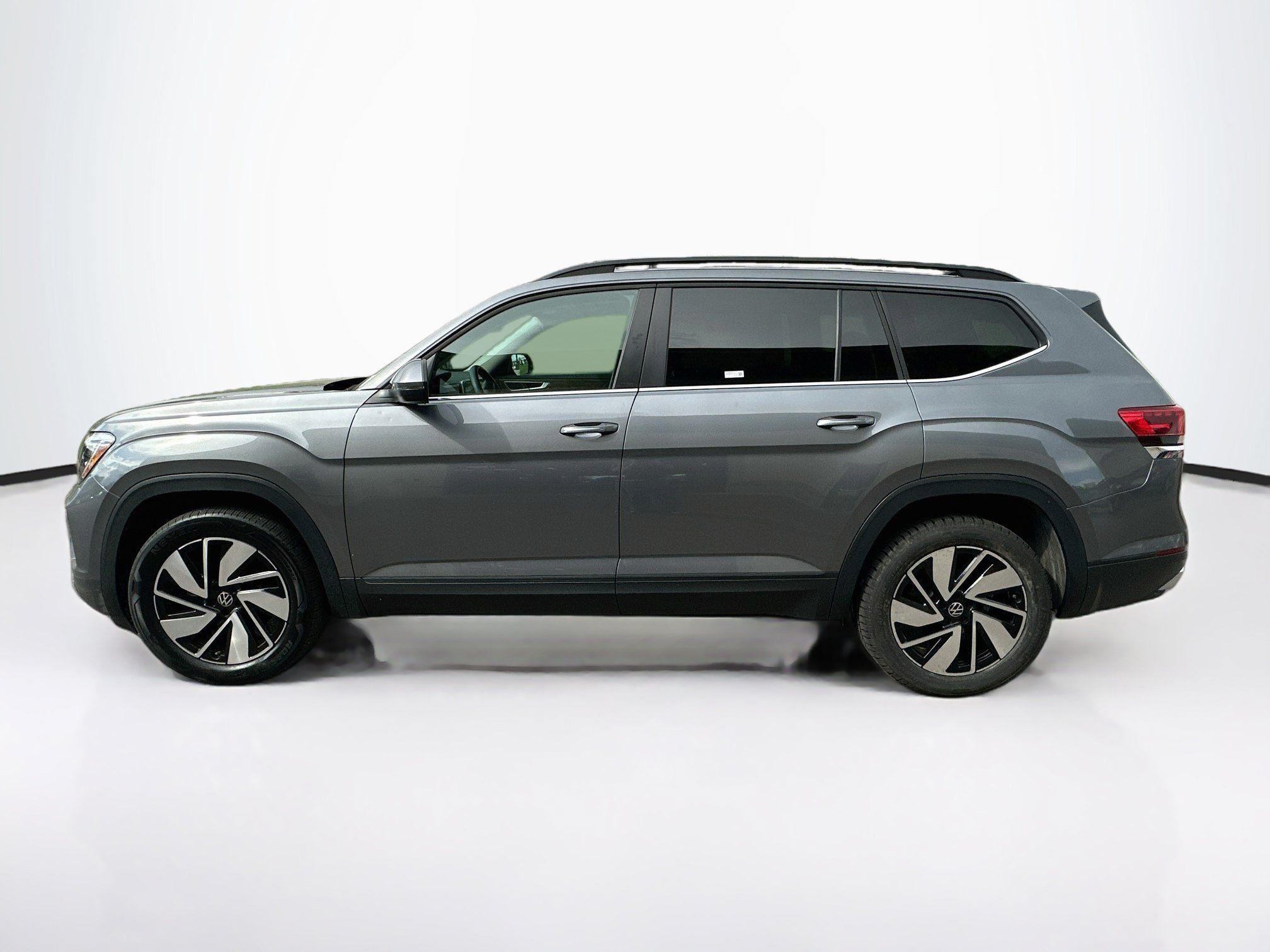 Used 2025 Volkswagen Atlas SE AWD/4WD image 4