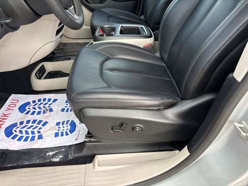 Used 2024 Chrysler Pacifica Touring-L image 15
