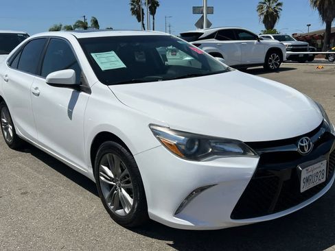 Used 2017 Toyota Camry SE image 3