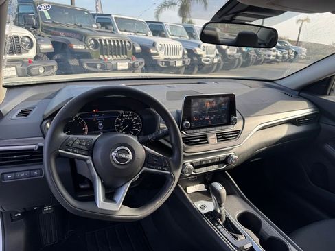 Used 2025 Nissan Altima 2.5 SV image 11