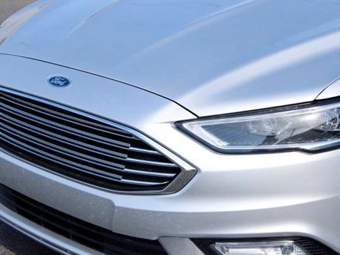 Used 2017 Ford Fusion SE w/ Fusion SE Technology Package FWD image 10