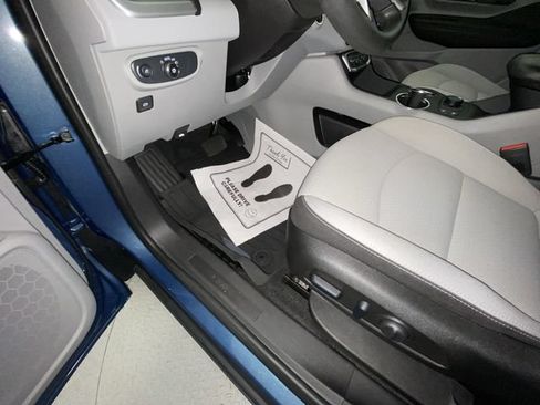 Used 2024 GMC Terrain SLE w/ Driver Convenience Package FWD image 12