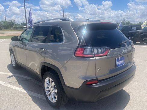 Used 2019 Jeep Cherokee Latitude w/ Popular Appearance Group FWD image 3